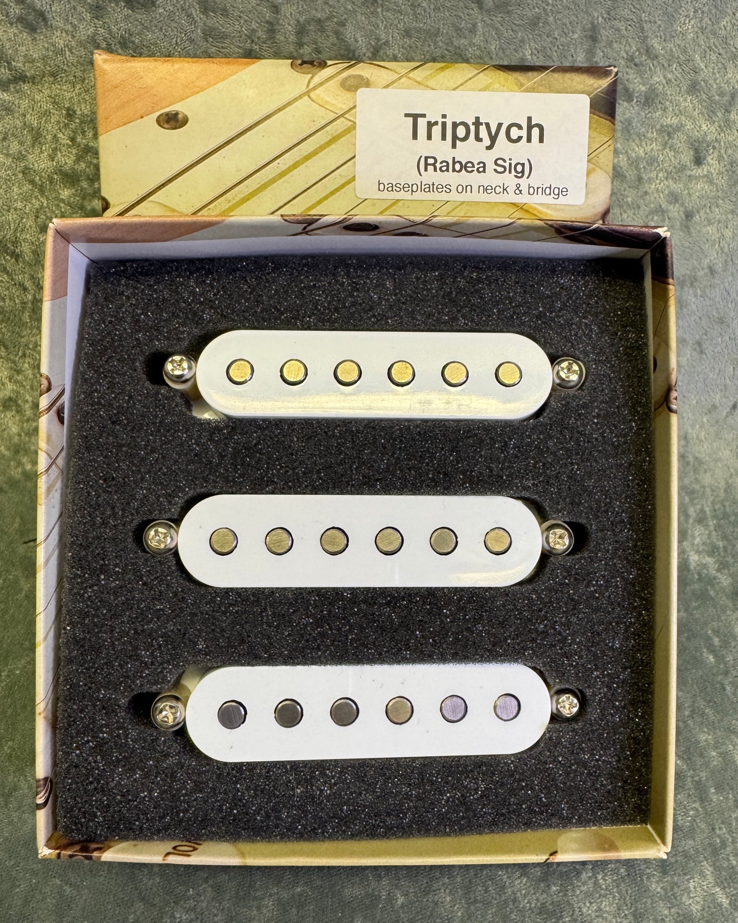 Bare Knuckle Triptych Single Coil strat set - baseplate on bridge/neck