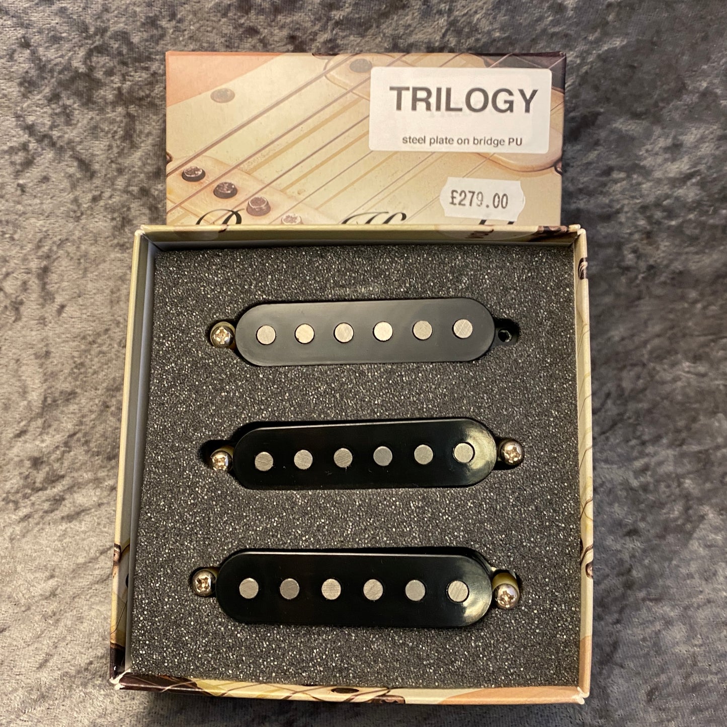 BARE KNUCKLE TRILOGY STRAT SET + BASEPLATE ON BRIDGE